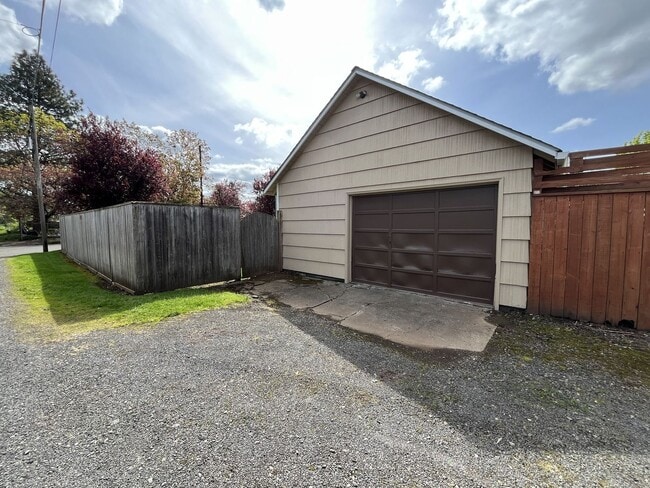 Building Photo - Expansive 4BR 2,900+ Sq Ft Home with Theater-Style Living Room & Bonus Hobby Workshop