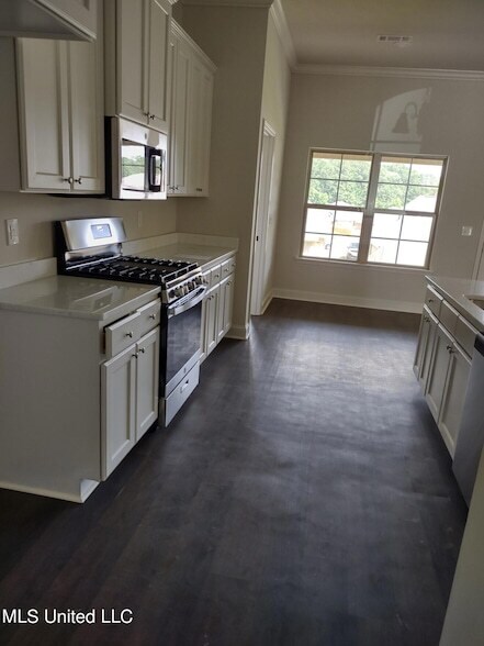 Building Photo - 464 Silver Hill Dr
