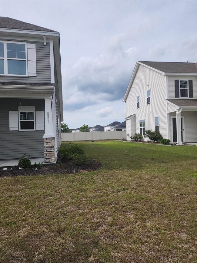 Building Photo - 5527 Redleaf Rose Dr