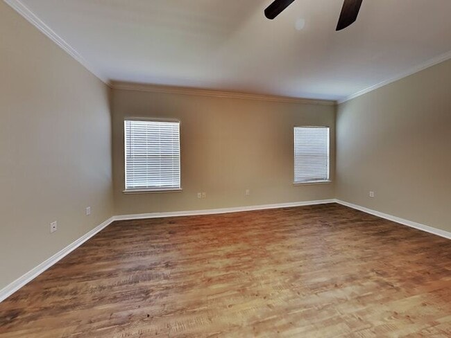 Building Photo - *No App Fee.*1 Month FREE Rent w/move in b...