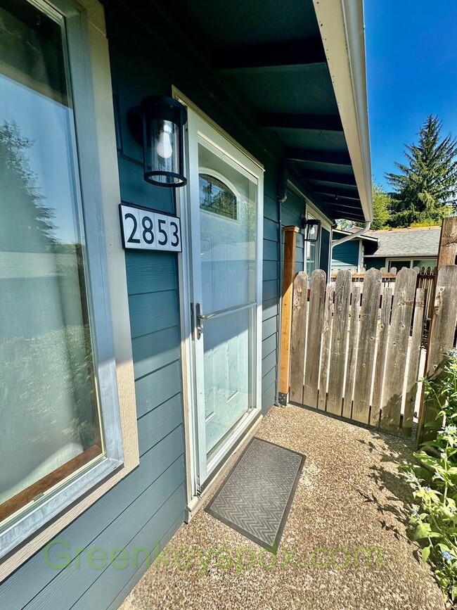 Building Photo - Awesome 2-Bedroom Condo Near Multnomah Vil...