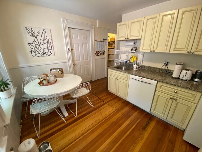 Building Photo - 53 Joy St