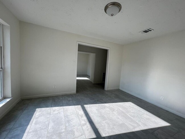 Building Photo - 9423 Kristin Dr