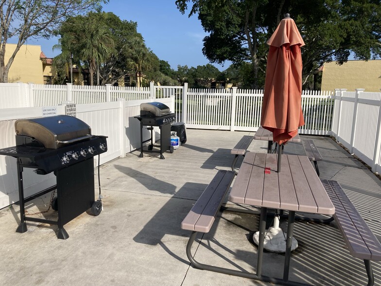 Barbecue area - 824 SW 9th Street Cir