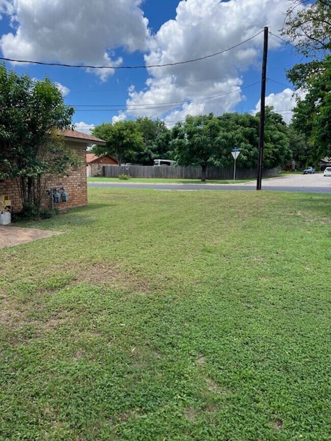 Building Photo - 2 bed 1 bath Duplex in Georgetown