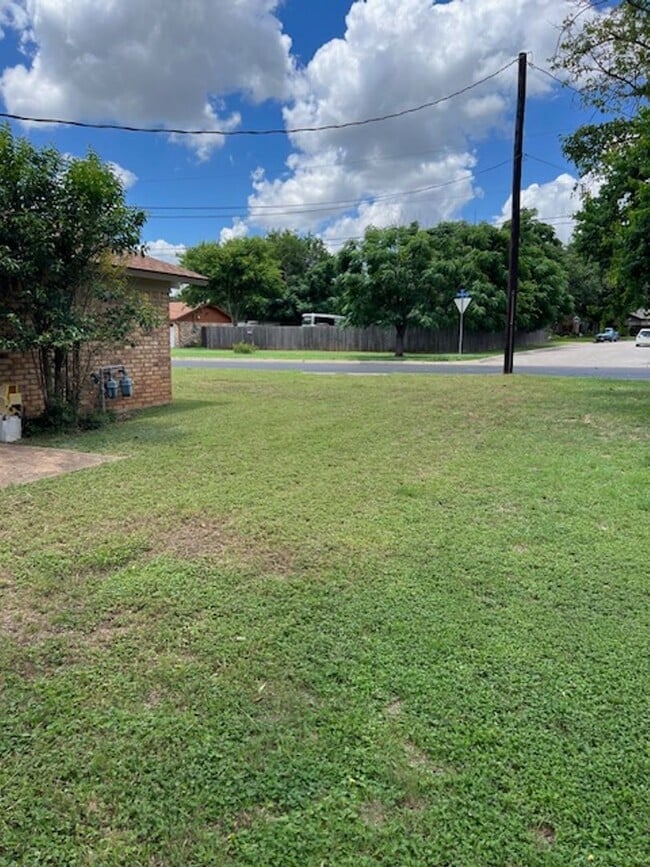 Building Photo - 812 Ranch Rd