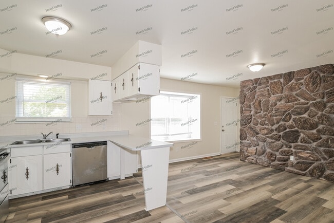 Building Photo - 2950 Aintree Dr