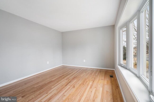 Building Photo - 9402 Blackstone Rd