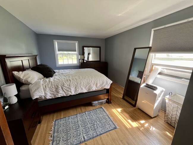 Building Photo - 215 Mystic Ln