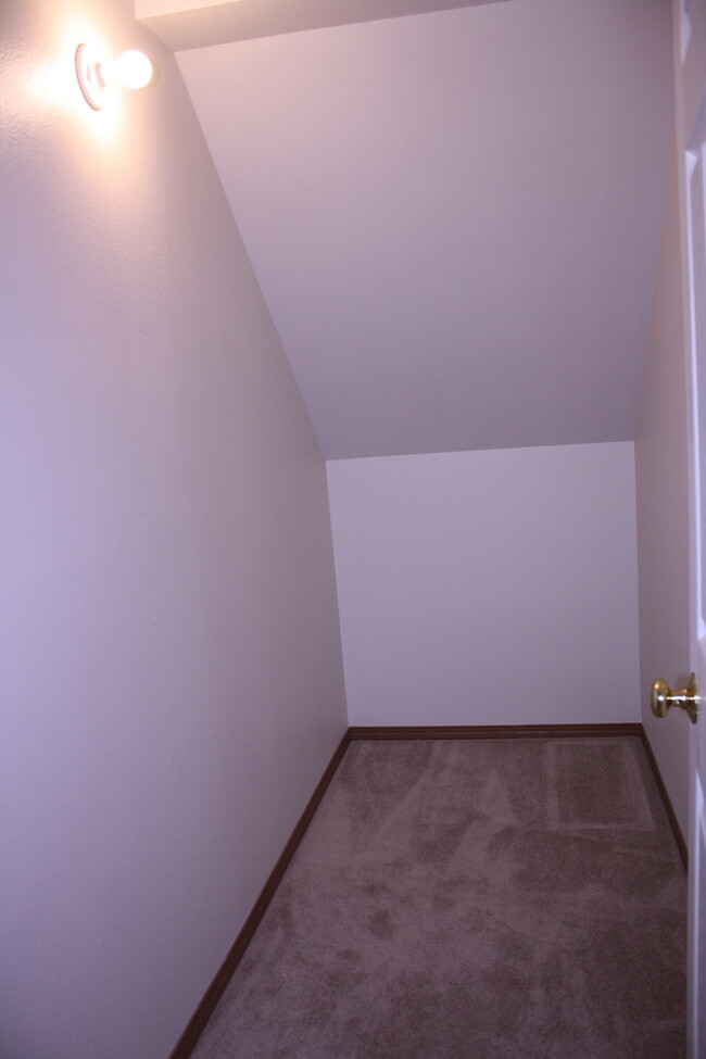 Building Photo - 419 N Arbutus Ave