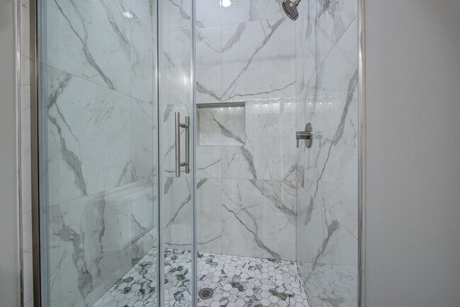 Building Photo - 21 Maple Ave