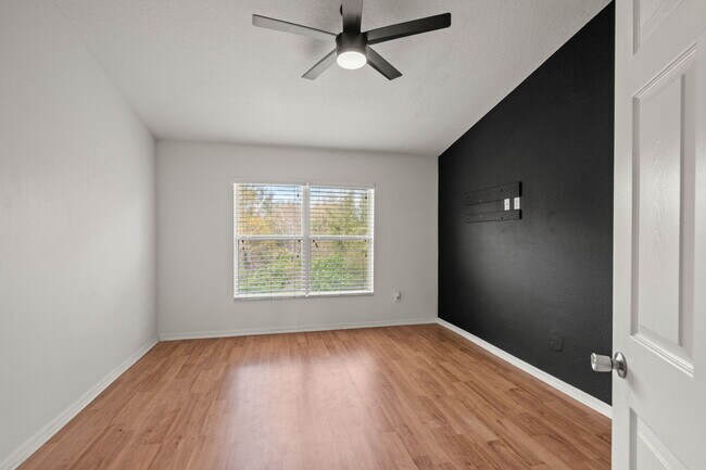 Building Photo - 9720 Carlsdale Dr