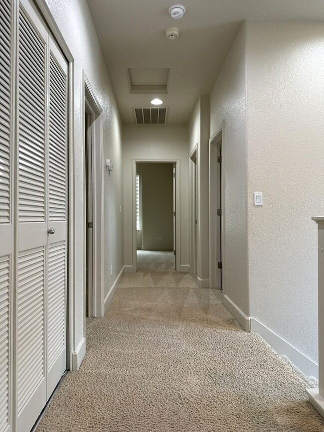 Building Photo - Pleasing 5/2 near college and UC