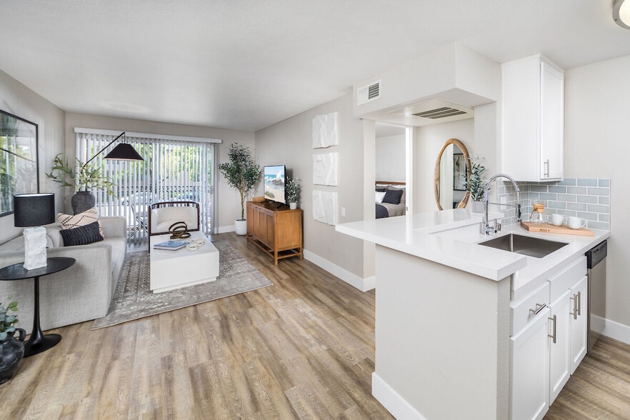 Building Photo - Plaza at Sherman Oaks