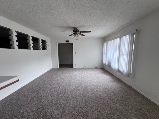Building Photo - Hillside 3 Bed / 1 3/4 Bath Ranch Style Ho...