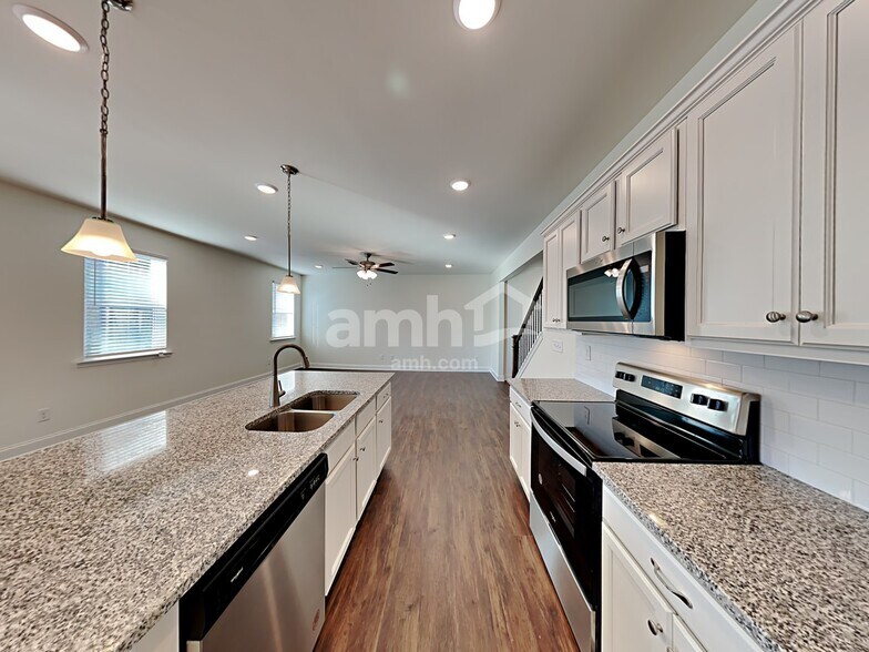 Building Photo - 451 Summit View Ct