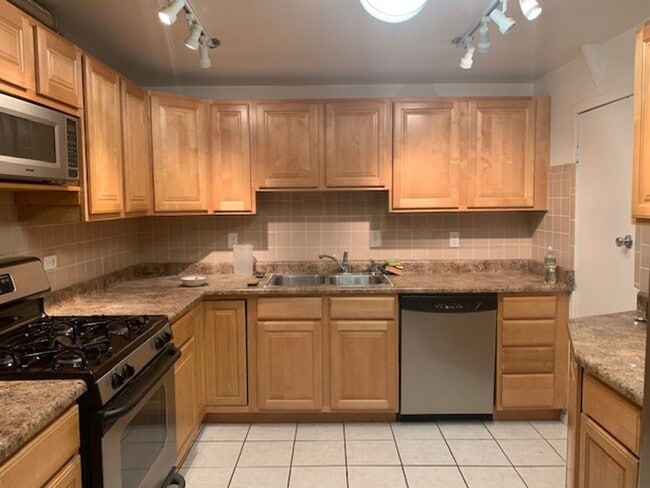 Building Photo - 3 bed 2 bath Ranch w/ finished basement in...