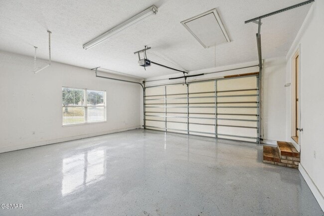 Building Photo - Spacious & Grand Living!!!