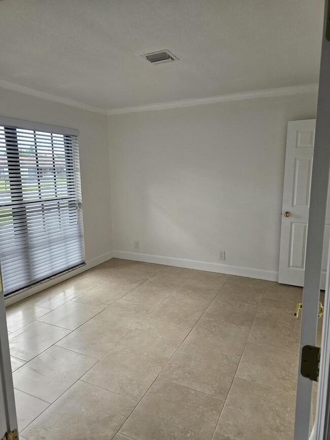 Building Photo - 435 Pine Villa Dr