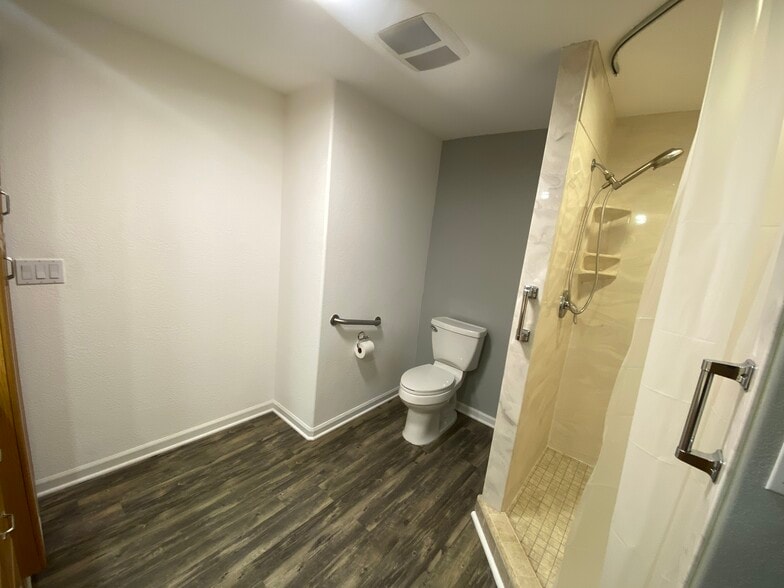 Building Photo - 2464-2 NE Ravenwood Dr