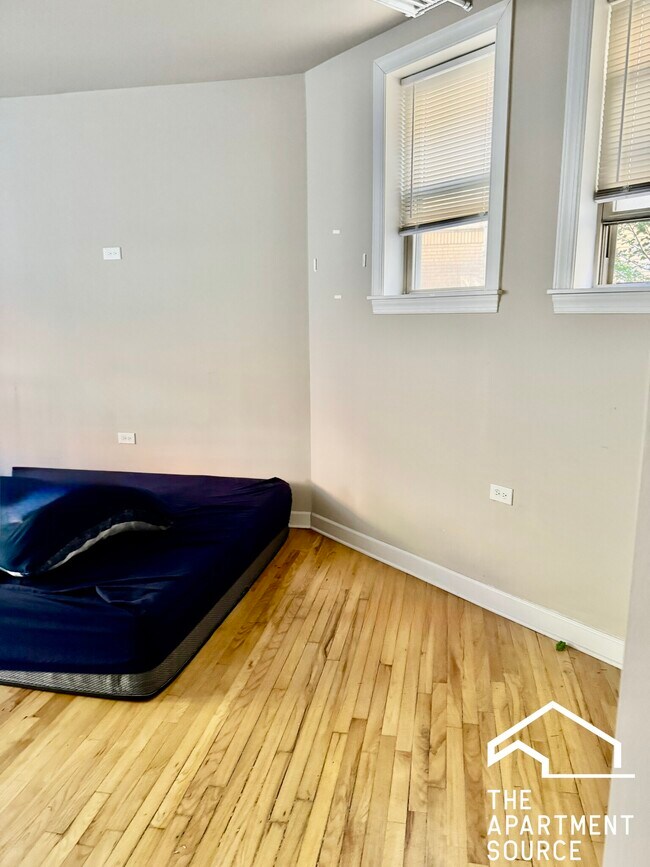 Building Photo - 4265 W Addison St