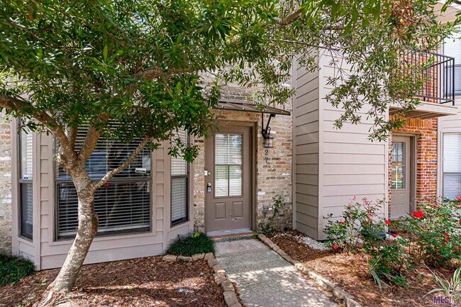 Building Photo - 2 Bedroom Townhome off Jefferson & Bluebonnet Blvd- Pet Friendly
