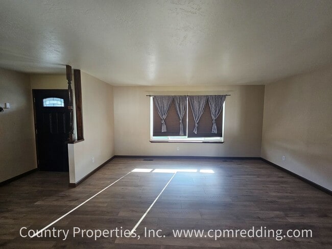 Building Photo - House with Huge Shop in the Heart of Redding Available Now!