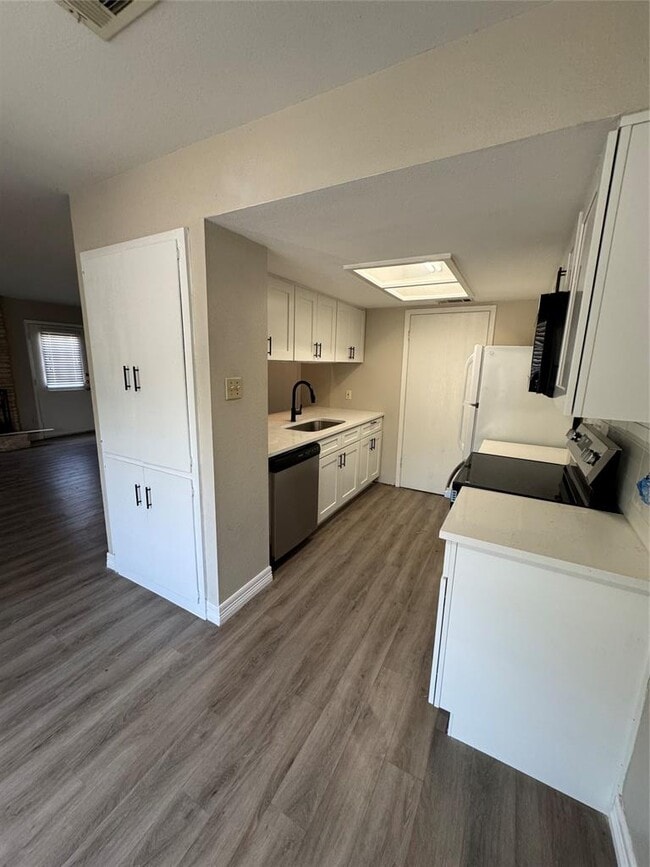 Building Photo - 9100 Mountain Ridge Dr