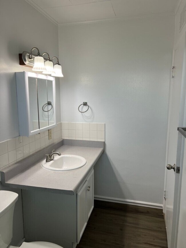 Building Photo - Cozy 1 Bedroom Apartment Available Now!