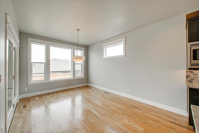 Building Photo - Beautiful Home in Desired Hazelwood Subdiv...