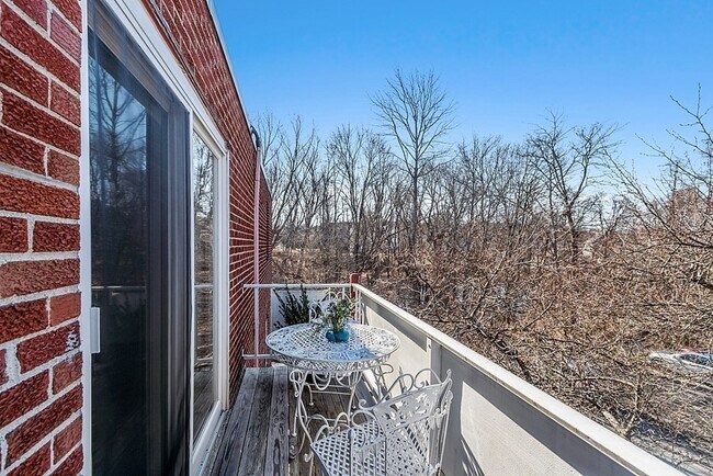 Building Photo - 272 Albion St