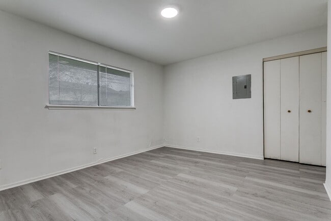 Building Photo - 528-S