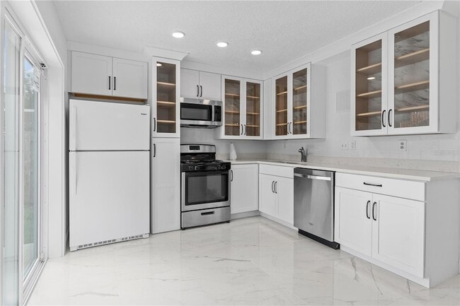 Building Photo - 421 Rollins Dr