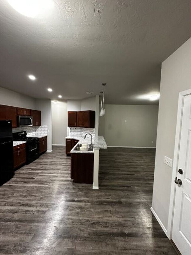 Building Photo - Open Floor Plan - Great Location - Putnam City Schools