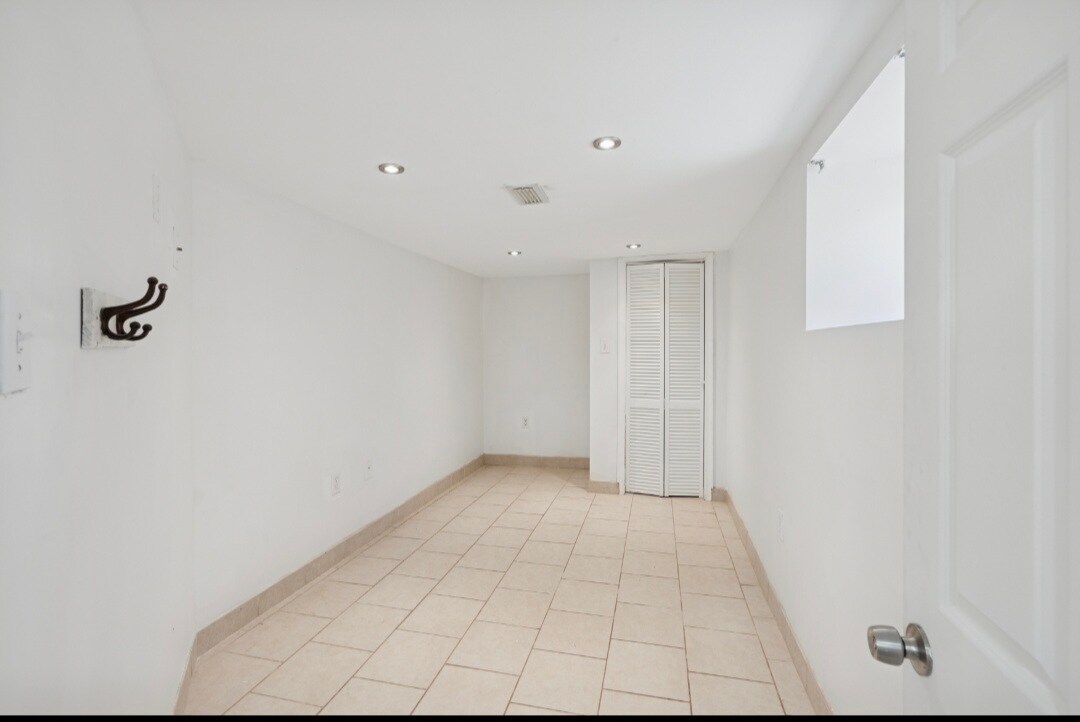 Building Photo - 3343 Ravenwood Ave
