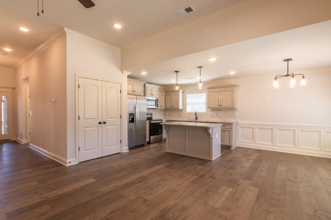 Building Photo - 290 Hutch Ct