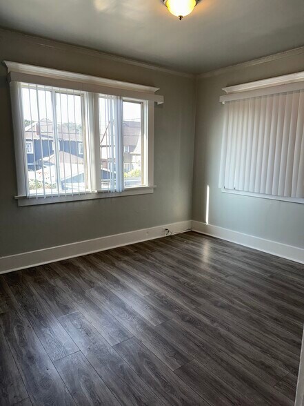 Building Photo - 2221 S Budlong Ave