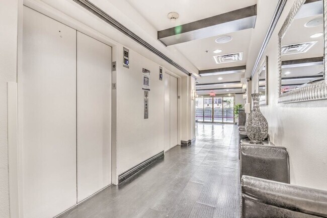 Building Photo - Jockey Club