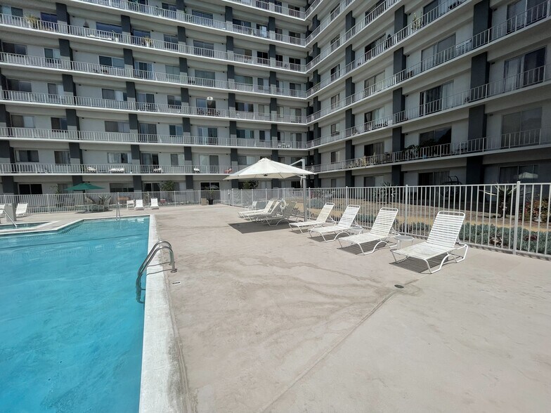Building Photo - 100 S Doheny Dr
