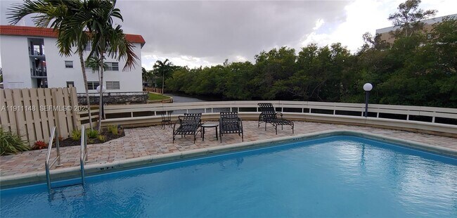 Building Photo - 1400 NE 54th St