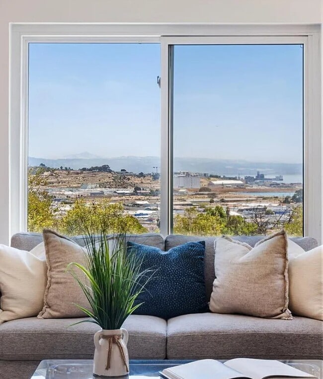 Building Photo - Discover the charm of this beautifully upd...