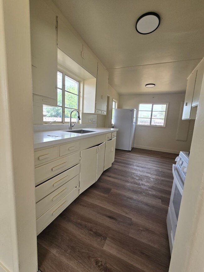 Building Photo - 3 Br 1 Ba available now