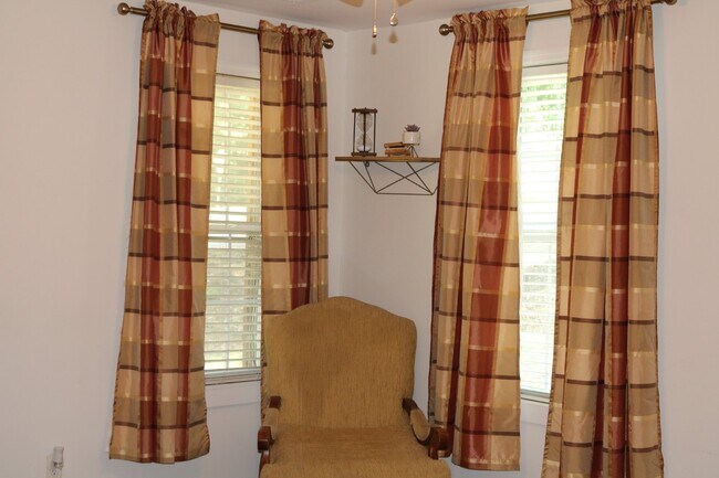 Building Photo - "Charming Furnished 2-Bedroom Home in Colu...