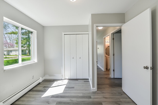 Building Photo - 9275 Brookside Dr
