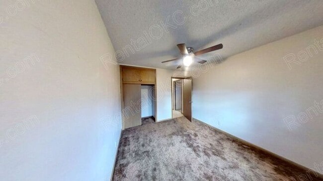 Building Photo - Large yard 3/1 just of Douglas!