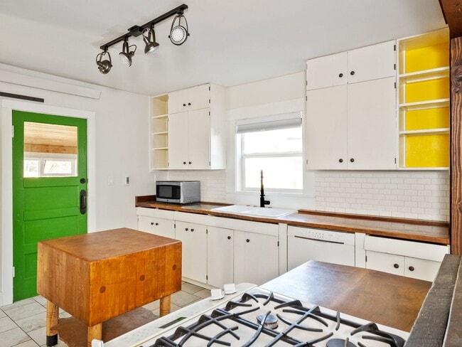 Building Photo - Adorable, fully updated 1-bdr/1-bath Milwa...