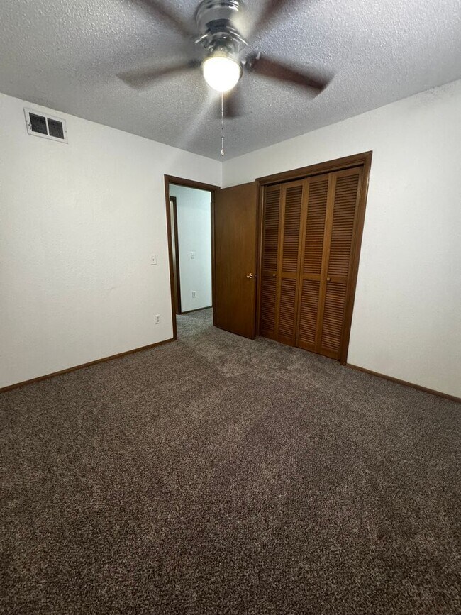 Building Photo - (3) Bed/(2) Bath with (2) Living Areas in MWC Avail NOW!