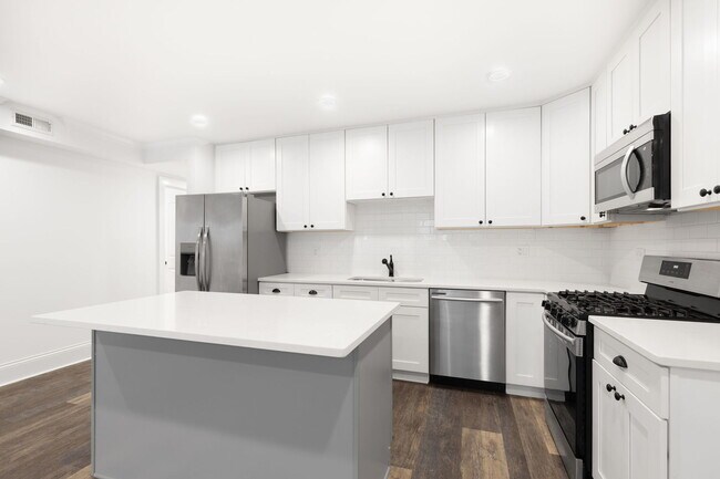 Building Photo - 7314 N Claremont Ave