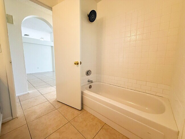 Building Photo - Golf Course Backyard! Updated 3-Bed Home i...