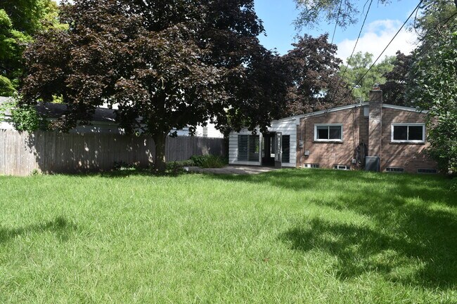 Building Photo - 607 Cherry Ave